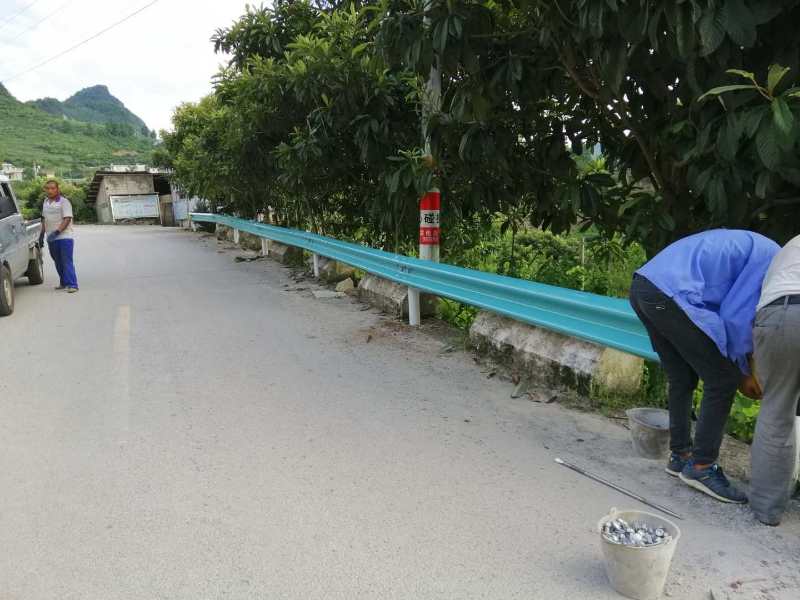 施工現(xiàn)場(chǎng)-波形護(hù)欄